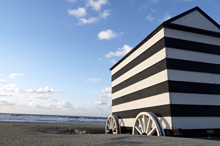 schwarz-weiß gestreifte Badewanne am Strand