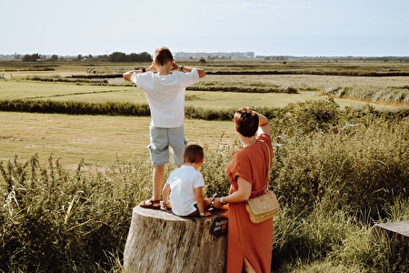 2 Kinder und Mutter blicken über die Uitkerke-Polder