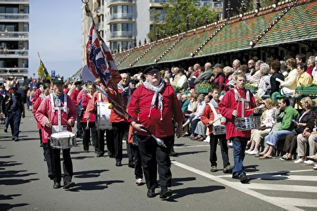 Fanfare zieht entlang der historischen 'Paravang' (Windfänger)