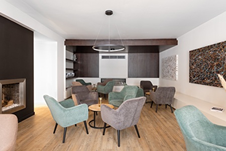 Lobby-Bar mit offenem Kamin WP Hotel Saint-Sauveur