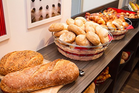 Buffet mit verschiedenen Brotsorten und Brötchen