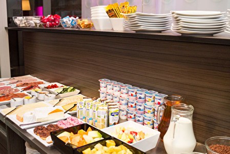 Frühstücksbuffet mit frischen Produkten